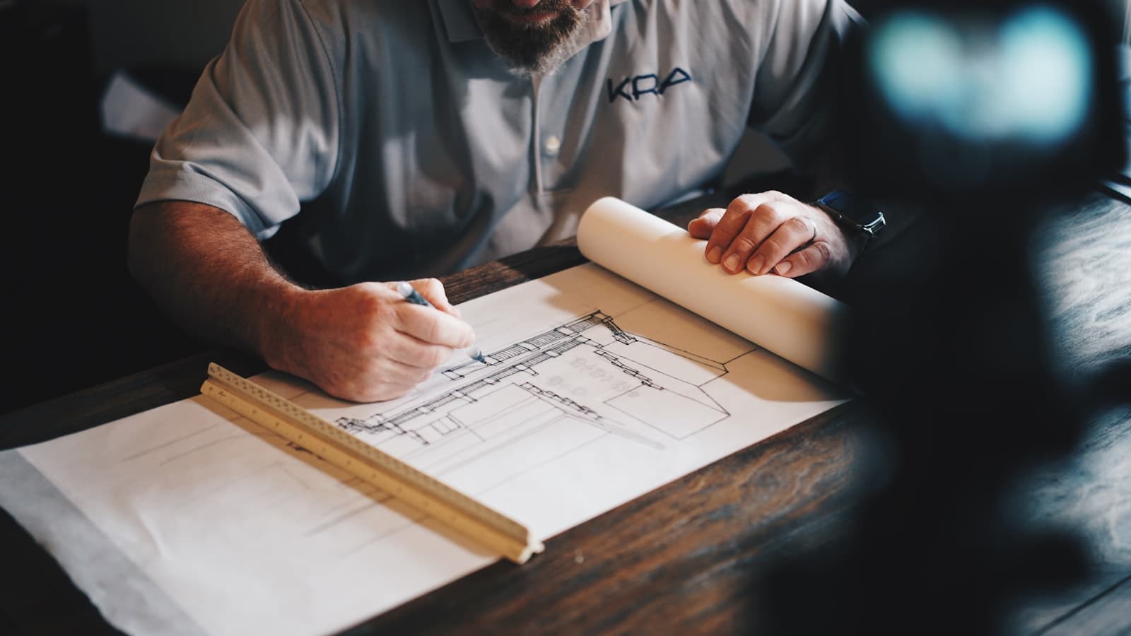 Des plans de chantier étudiés sur un bureau
