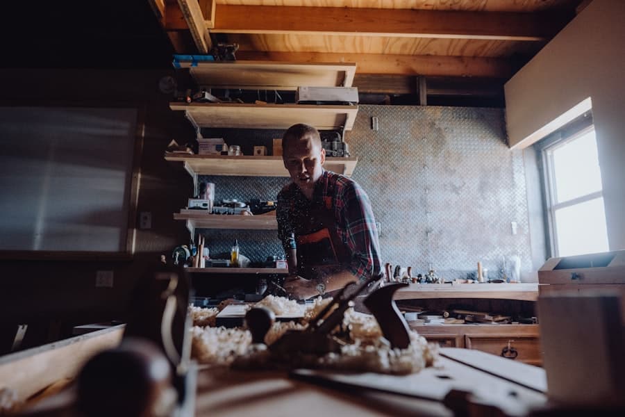 Un artisan dans son atelier de menuiserie
